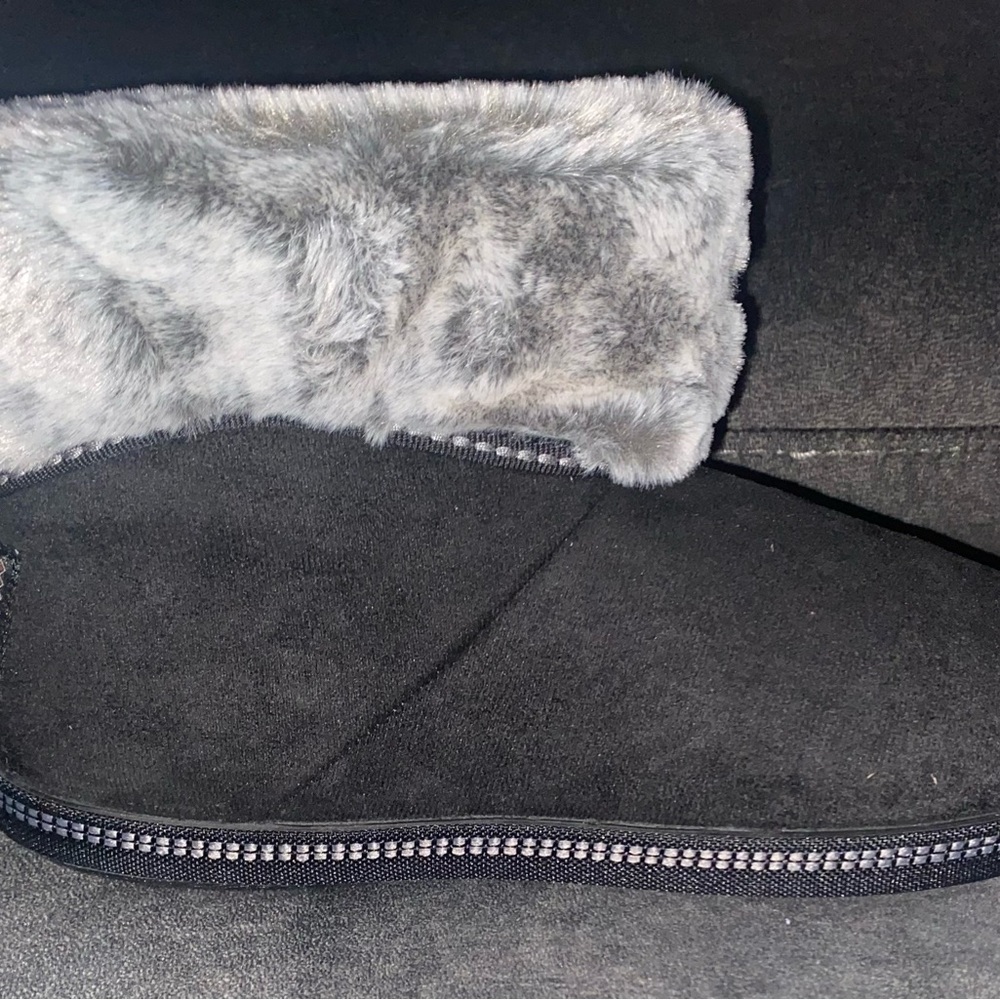 Skechers Black Boots with Gray Fur Trim